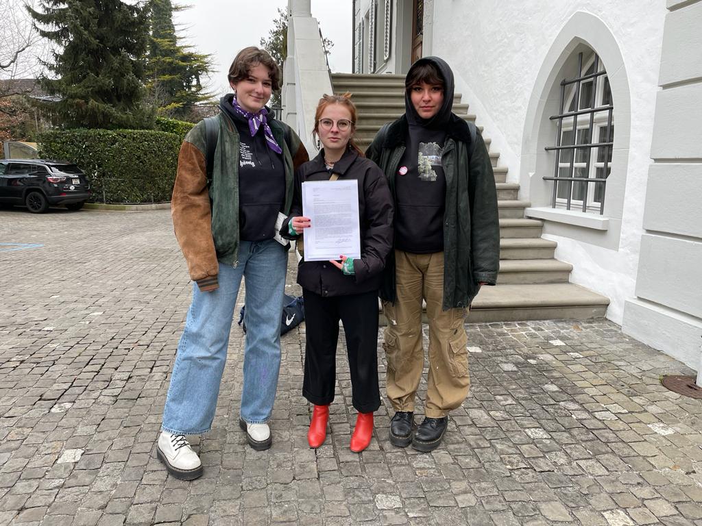 Larissa, Mirjam und Anna bei der Einreichung